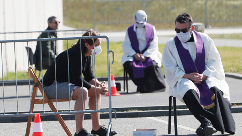 Μηχανήματα αυτόματης πώλησης με μάσκες, γάντια και απολυμαντικά άρχισαν να εμφανίζονται στην Πολωνία